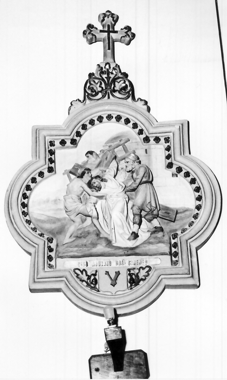 stazione V: Gesù aiutato da Simone il Cireneo a portare la croce (rilievo, elemento d'insieme) - bottega Italia meridionale (sec. XX)