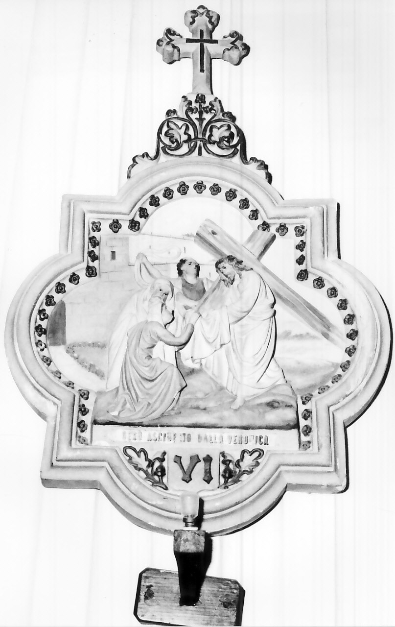 stazione VI: Gesù asciugato dalla Veronica (rilievo, elemento d'insieme) - bottega Italia meridionale (sec. XX)