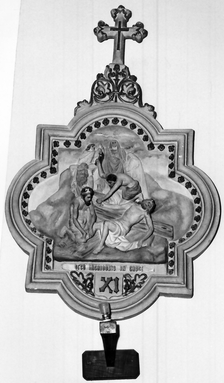 stazione XI: Gesù inchiodato alla croce (rilievo, elemento d'insieme) - bottega Italia meridionale (sec. XX)