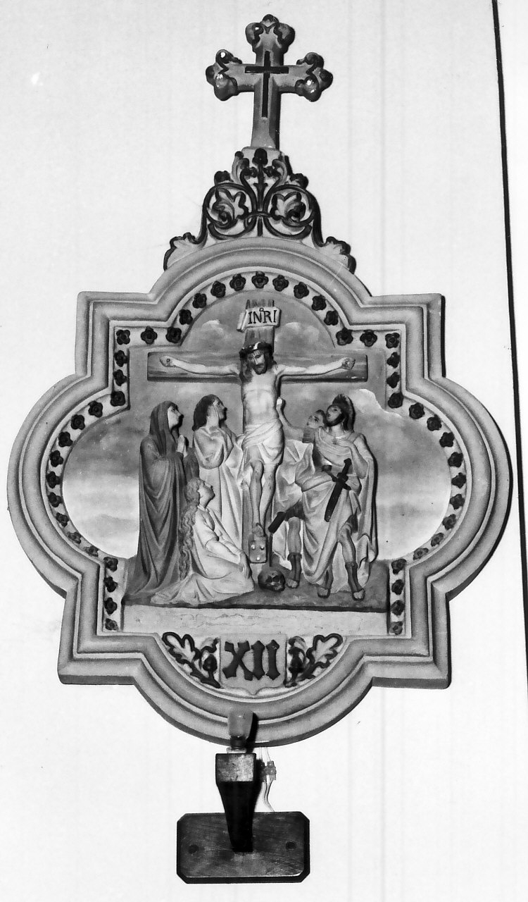 stazione XII: Gesù innalzato e morto in croce (rilievo, elemento d'insieme) - bottega Italia meridionale (sec. XX)