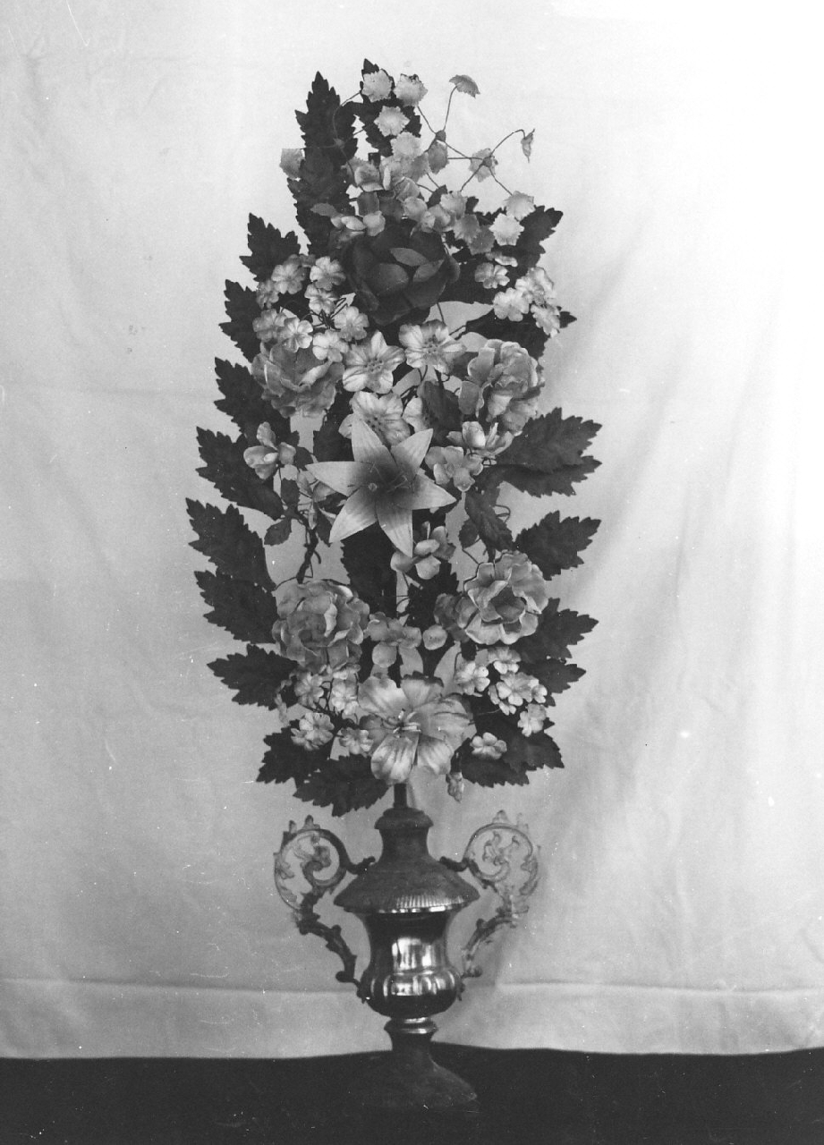 vaso d'altare con composizione floreale, serie - bottega calabrese (sec. XIX)