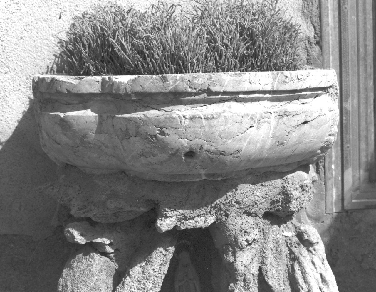 vasca di acquasantiera - bottega calabrese (sec. XVII, sec. XVIII)