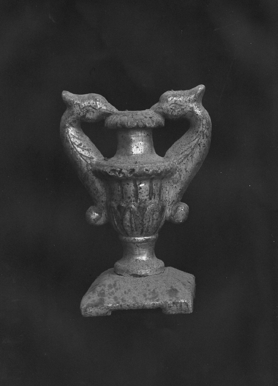 vaso d'altare con composizione floreale, serie - bottega calabrese (fine/inizio secc. XVIII/ XIX)