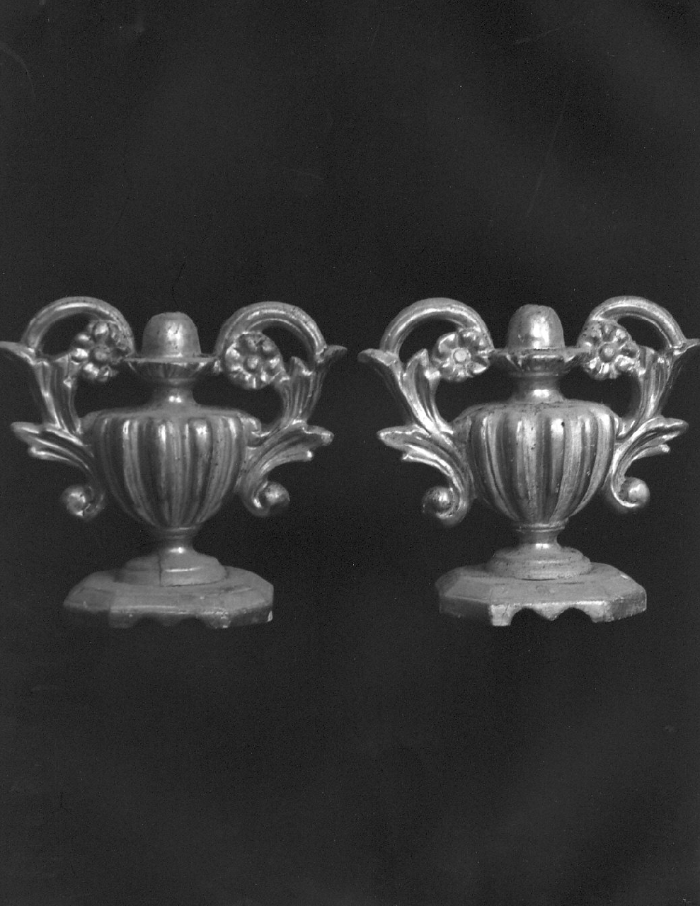 vaso d'altare con composizione floreale, serie - bottega Italia meridionale (fine/inizio secc. XVIII/ XIX)