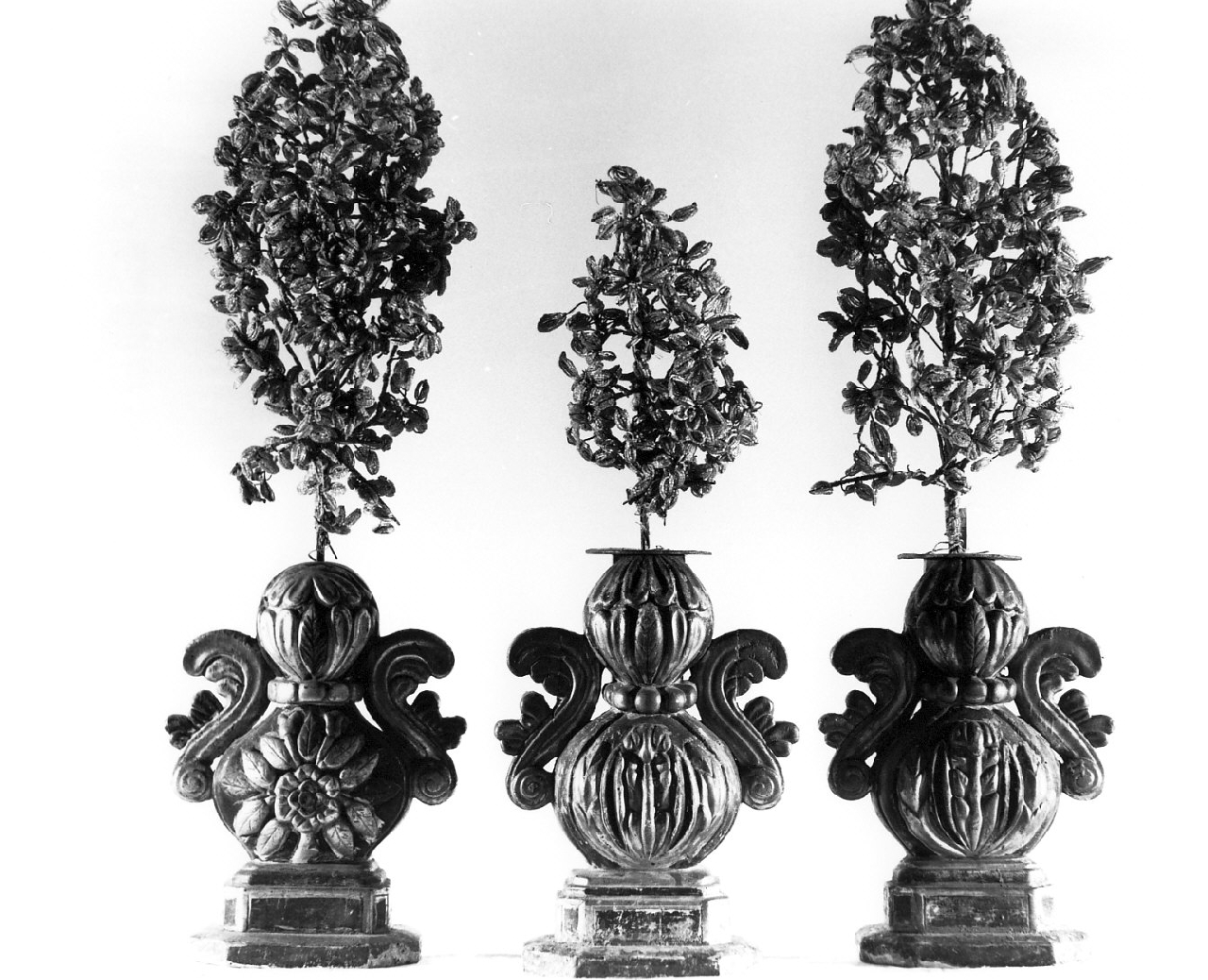 vaso d'altare con composizione floreale, serie - bottega calabrese (sec. XIX)