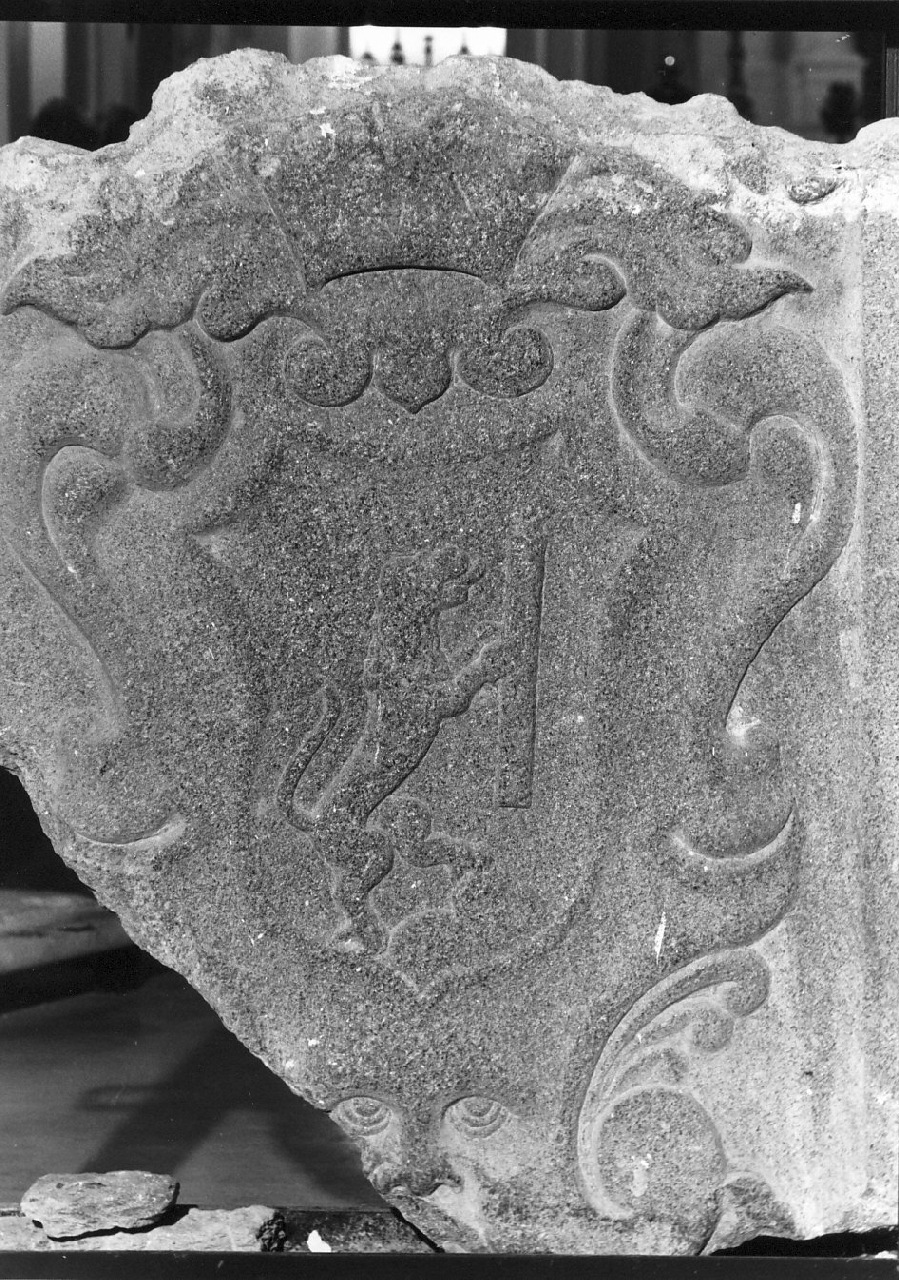 stemma gentilizio (decorazione plastica, frammento) - bottega calabrese (fine/inizio secc. XVII/ XVIII)