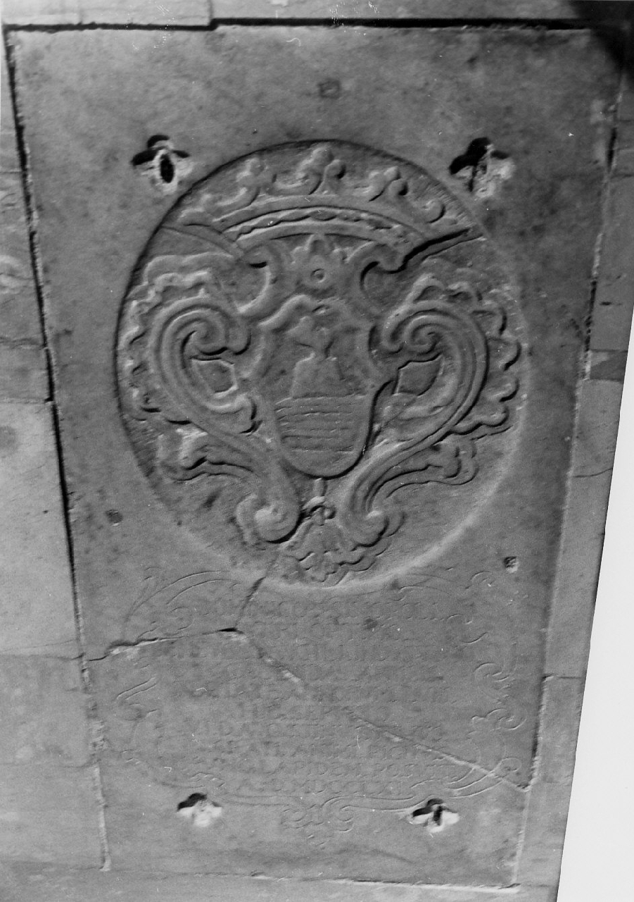 lapide tombale, frammento - bottega calabrese (sec. XVIII)