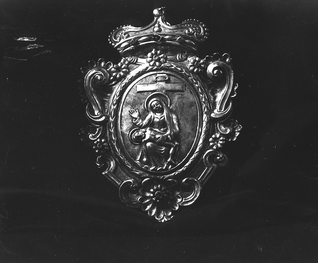 Pietà (emblema di confraternita, opera isolata) - bottega calabrese (sec. XVIII)