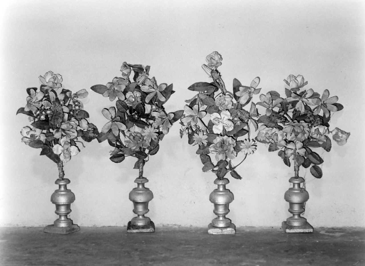 vaso d'altare con composizione floreale, serie - bottega calabrese (fine/inizio secc. XIX/ XX)