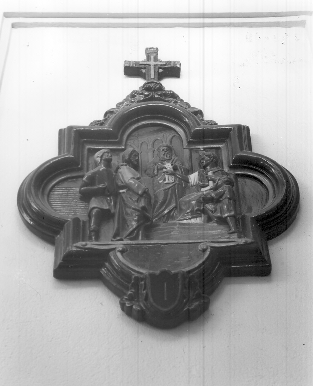 stazione I: Gesù condannato a morte (formella, elemento d'insieme) - bottega Italia meridionale (fine sec. XIX)