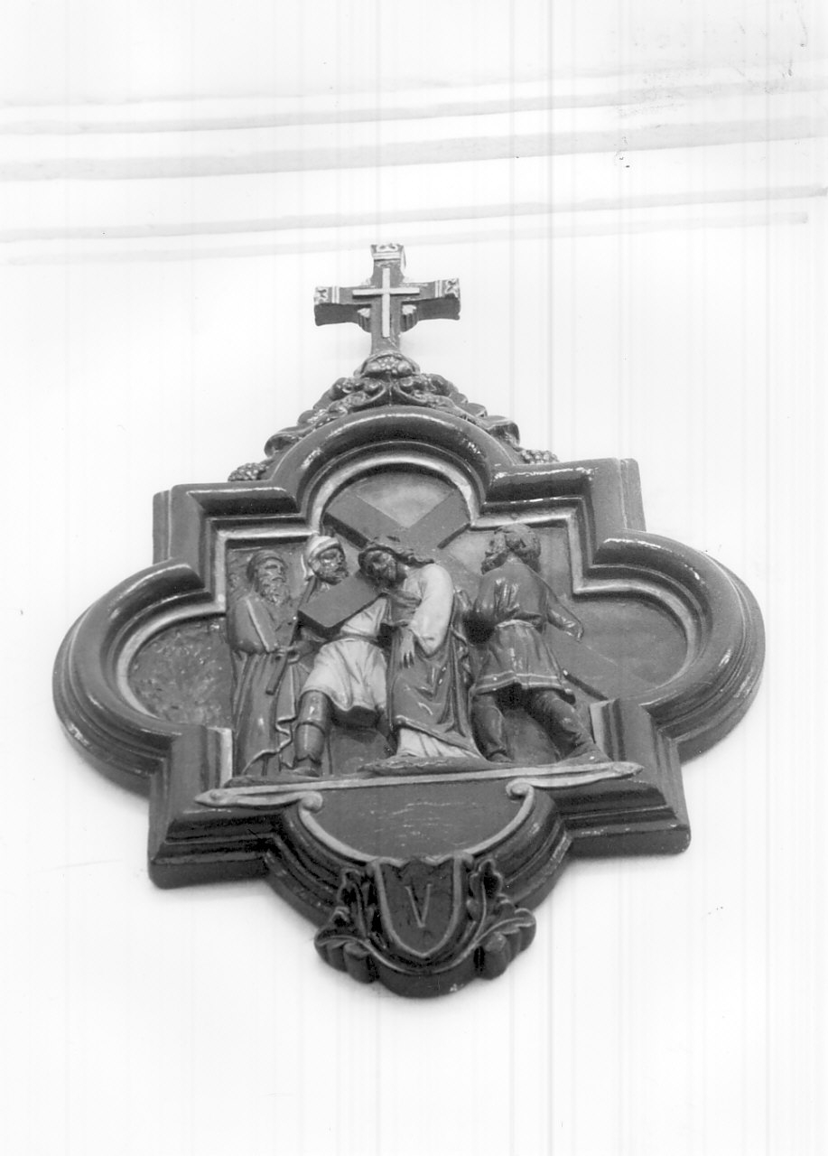 stazione V: Gesù aiutato da Simone il Cireneo a portare la croce (formella, elemento d'insieme) - bottega Italia meridionale (fine sec. XIX)