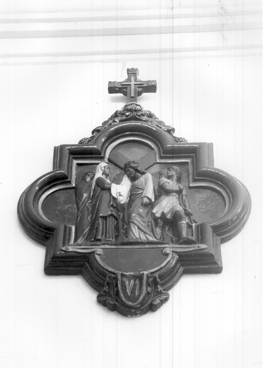 stazione VI: Gesù asciugato dalla Veronica (formella, elemento d'insieme) - bottega Italia meridionale (fine sec. XIX)