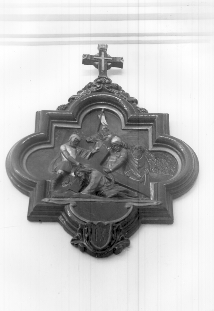 stazione IX: Gesù cade sotto la croce la terza volta (formella, elemento d'insieme) - bottega Italia meridionale (fine sec. XIX)
