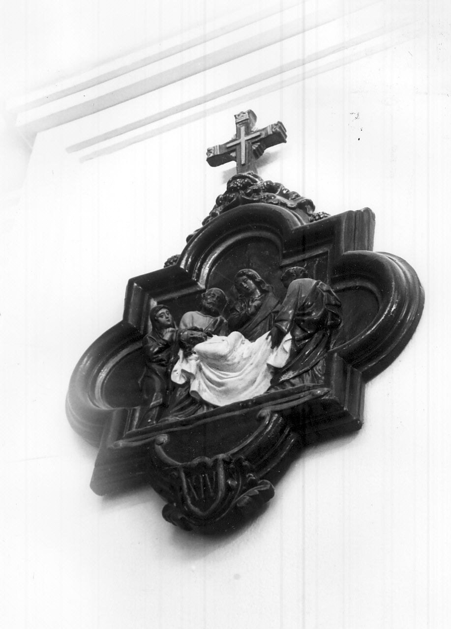 stazione XIV: Gesù deposto nel sepolcro (formella, elemento d'insieme) - bottega Italia meridionale (fine sec. XIX)