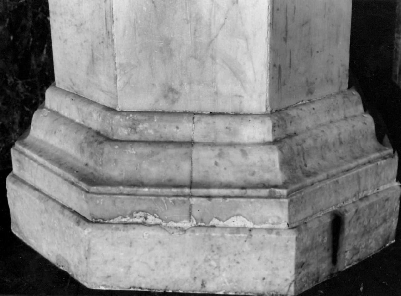 base di pilastro, frammento - bottega Italia meridionale (sec. XVIII)