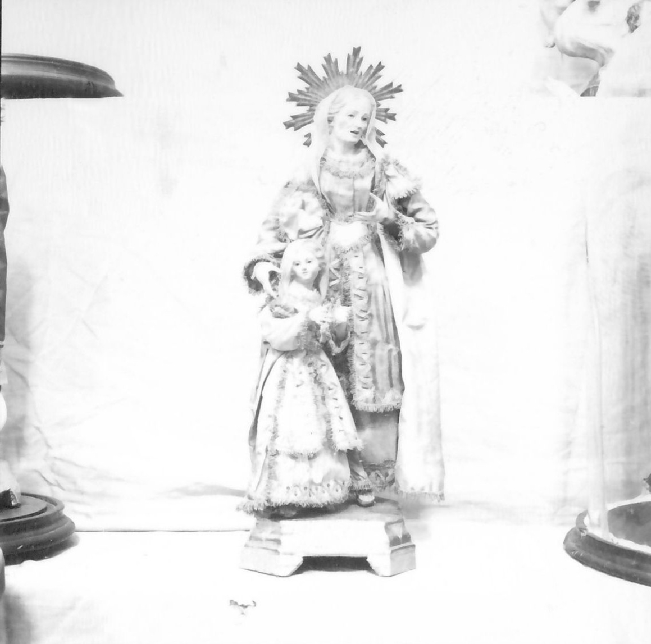 Maria Vergine bambina e Sant'Anna (gruppo scultoreo, insieme) - bottega Italia meridionale (sec. XVIII)