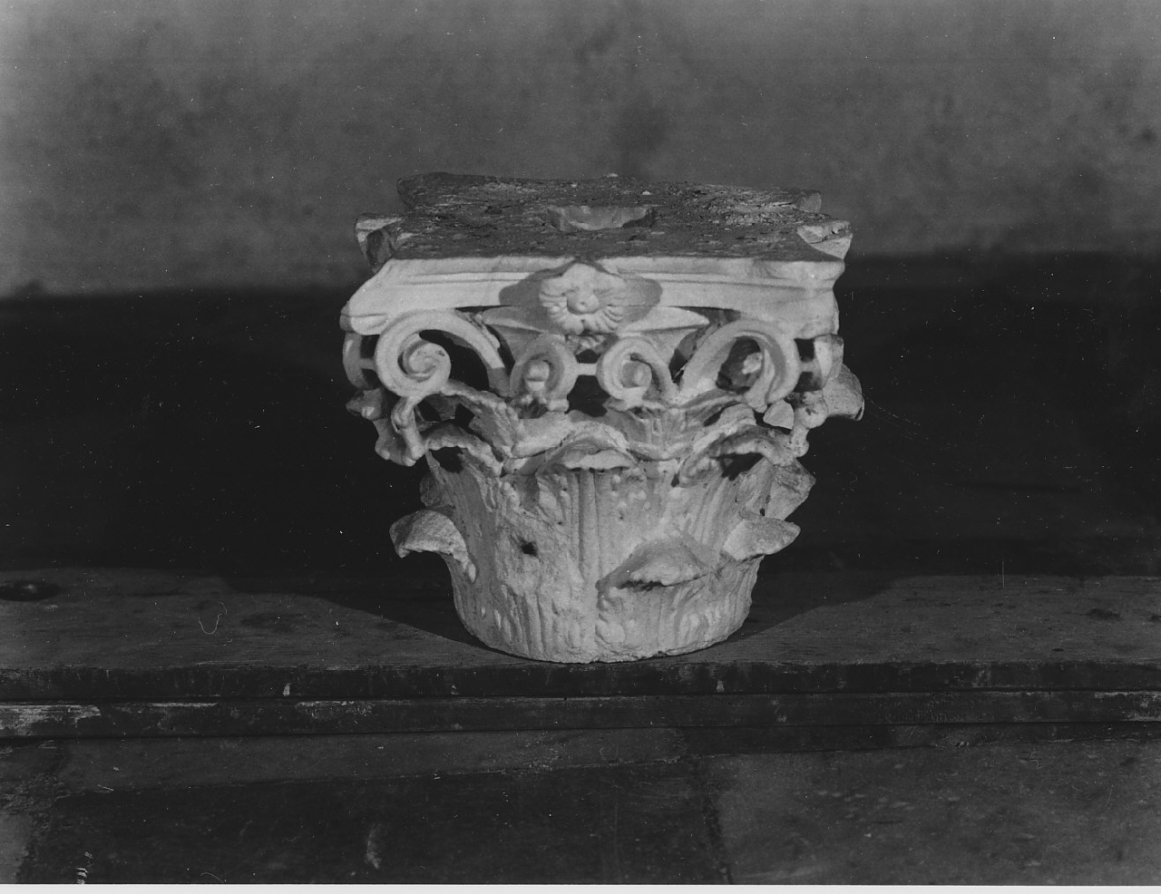 capitello di colonna, frammento - bottega Italia meridionale (fine/inizio secc. XVIII/ XIX)