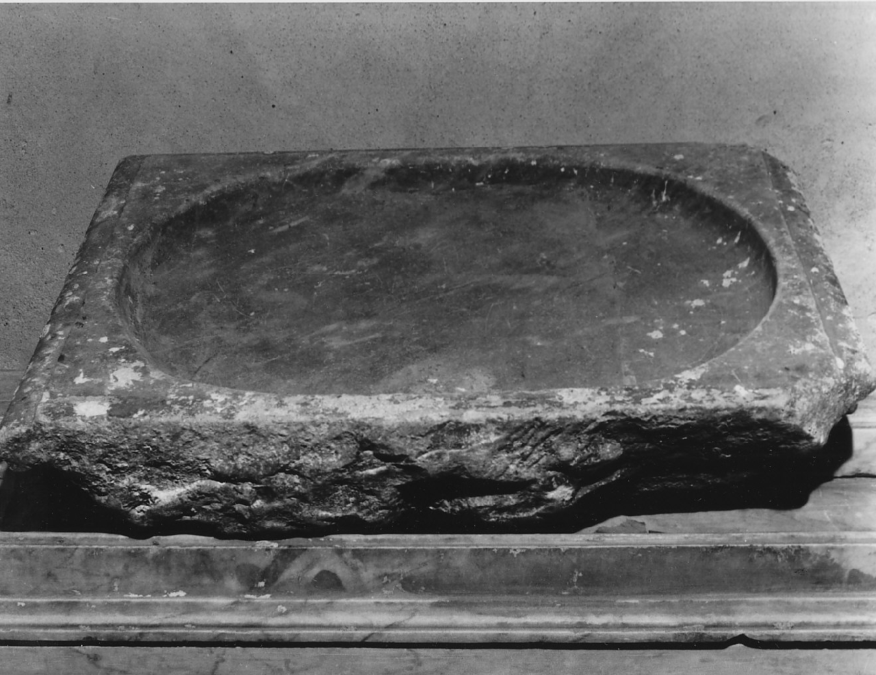 vasca battesimale, opera isolata - bottega Italia meridionale (fine/inizio secc. XVIII/ XIX)
