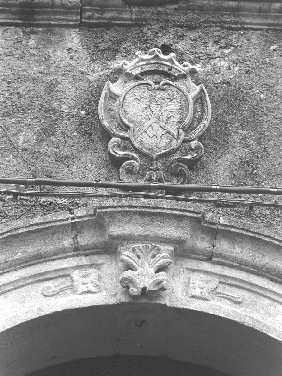 stemma gentilizio (decorazione plastica, opera isolata) - bottega calabrese (prima metà sec. XVIII)
