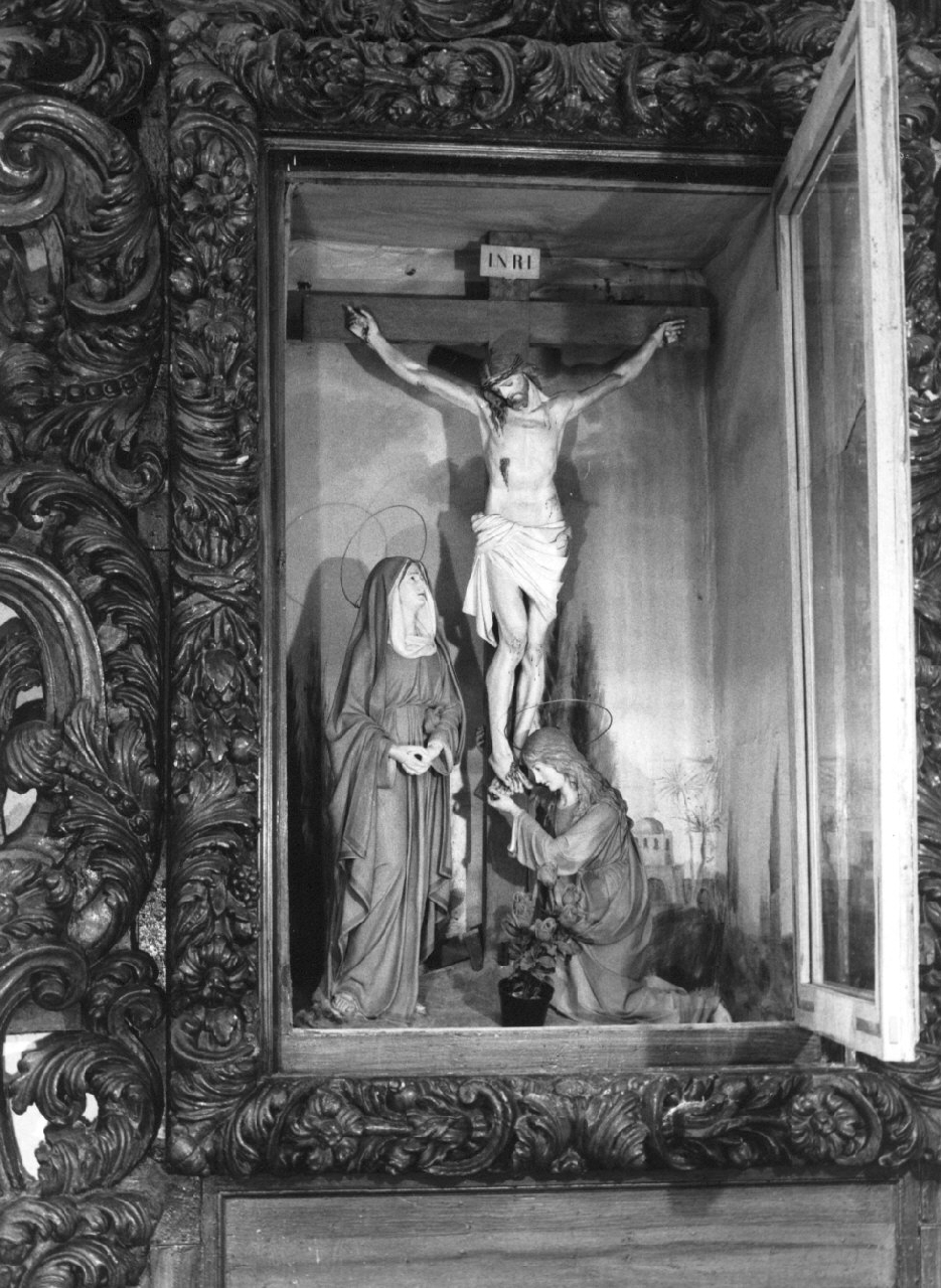 crocifissione di Cristo con la Madonna e Santa Maria Maddalena (gruppo scultoreo, opera isolata) - bottega calabrese (sec. XVIII)