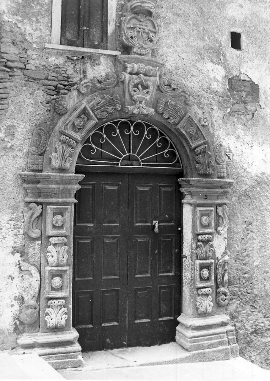 portale - ad arco, opera isolata - bottega calabrese (sec. XVIII)