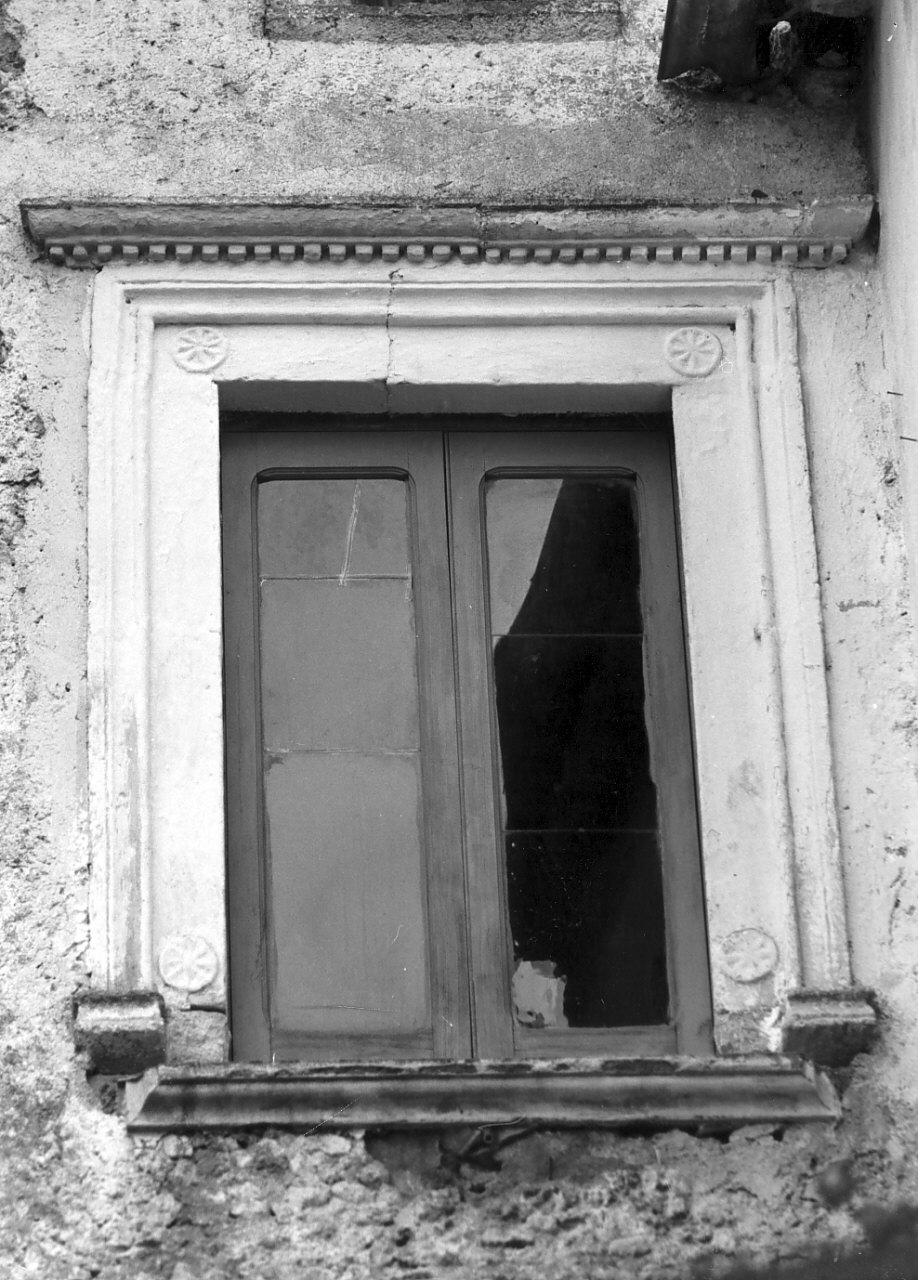 finestra, opera isolata - bottega calabrese (sec. XIX)