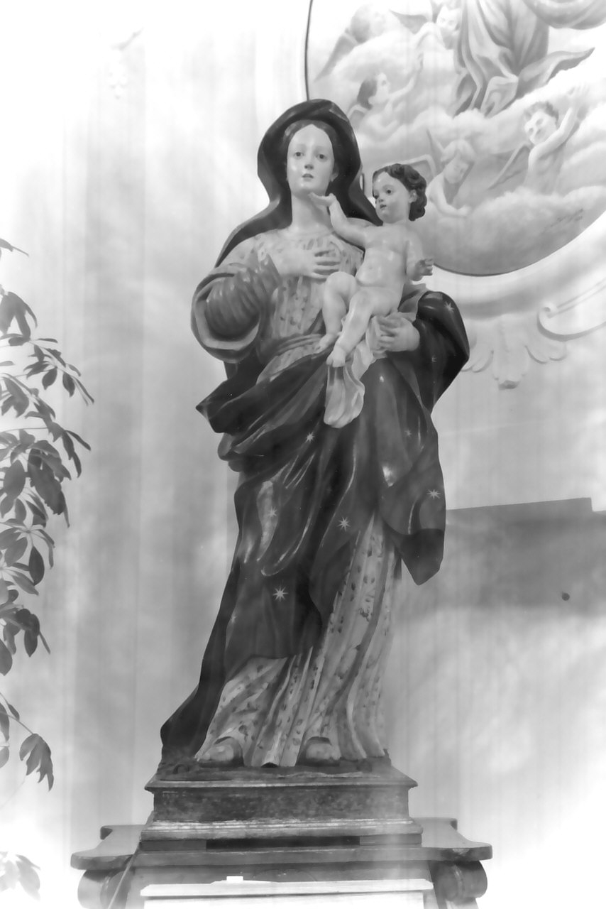 Madonna con Bambino (statua, opera isolata) - bottega Italia meridionale (prima metà sec. XVIII)