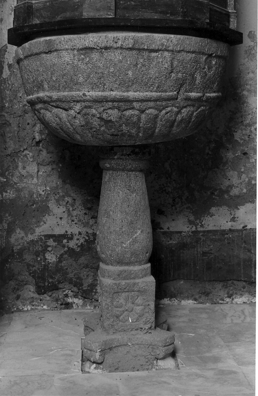 vasca battesimale, opera isolata - bottega Italia meridionale (fine/inizio secc. XVI/ XVII)
