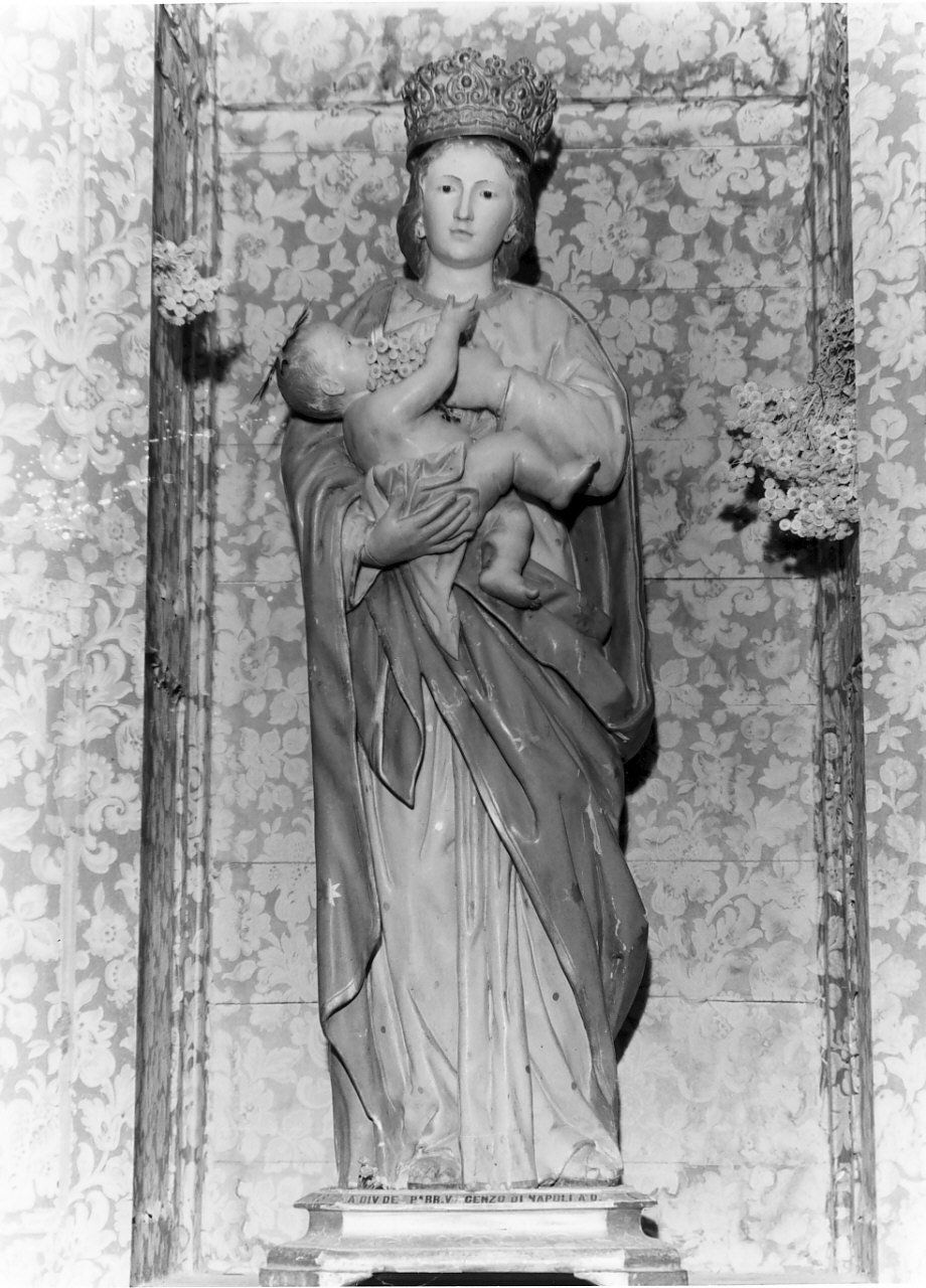 Madonna con Bambino (statua, opera isolata) - bottega Italia meridionale (sec. XX)