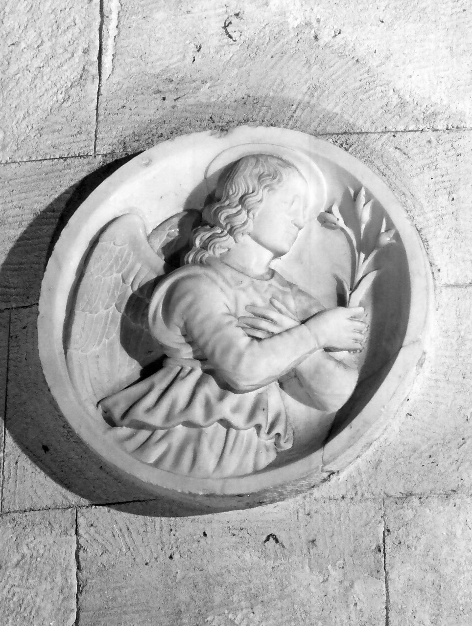 angelo con giglio (decorazione plastica, opera isolata) - bottega Italia meridionale (sec. XVI)
