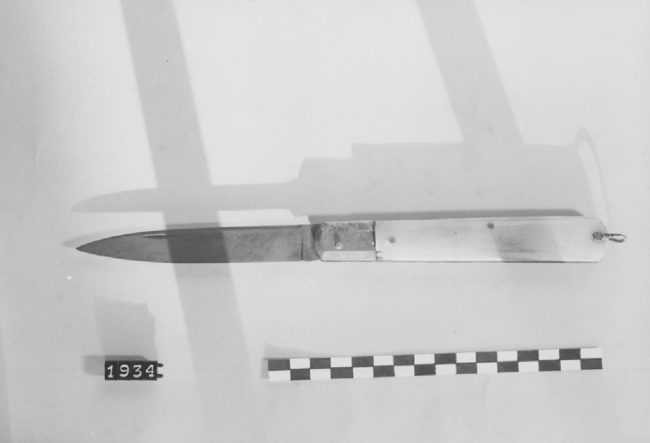coltello a serramanico, amuleti - manifattura (sec. XX)