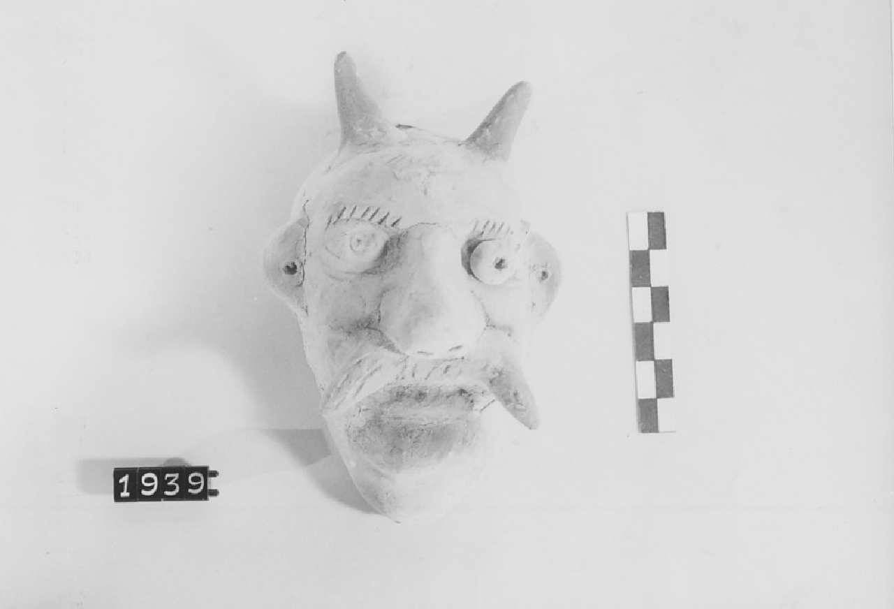 Volto diabolico (maschera, ceramica) di Gangemi Francesco Giuseppe (Ceramista) - bottega del ceramista (1972)