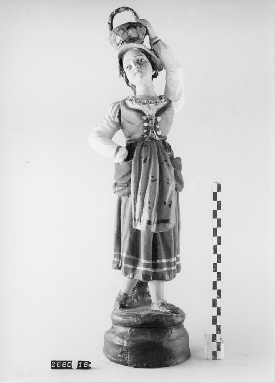 Donna con paniere (statuetta da presepe, religiosità popolare) - bottega del ceramista (1968 ca)