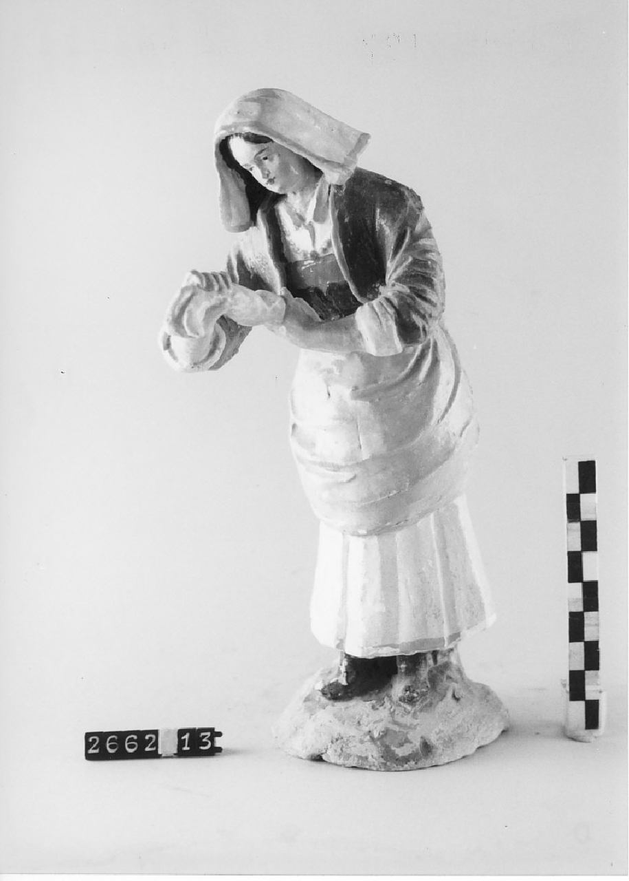 Donna che fa il bucato (statuetta da presepe, religiosità popolare) - ambito calabrese (1915 ca)