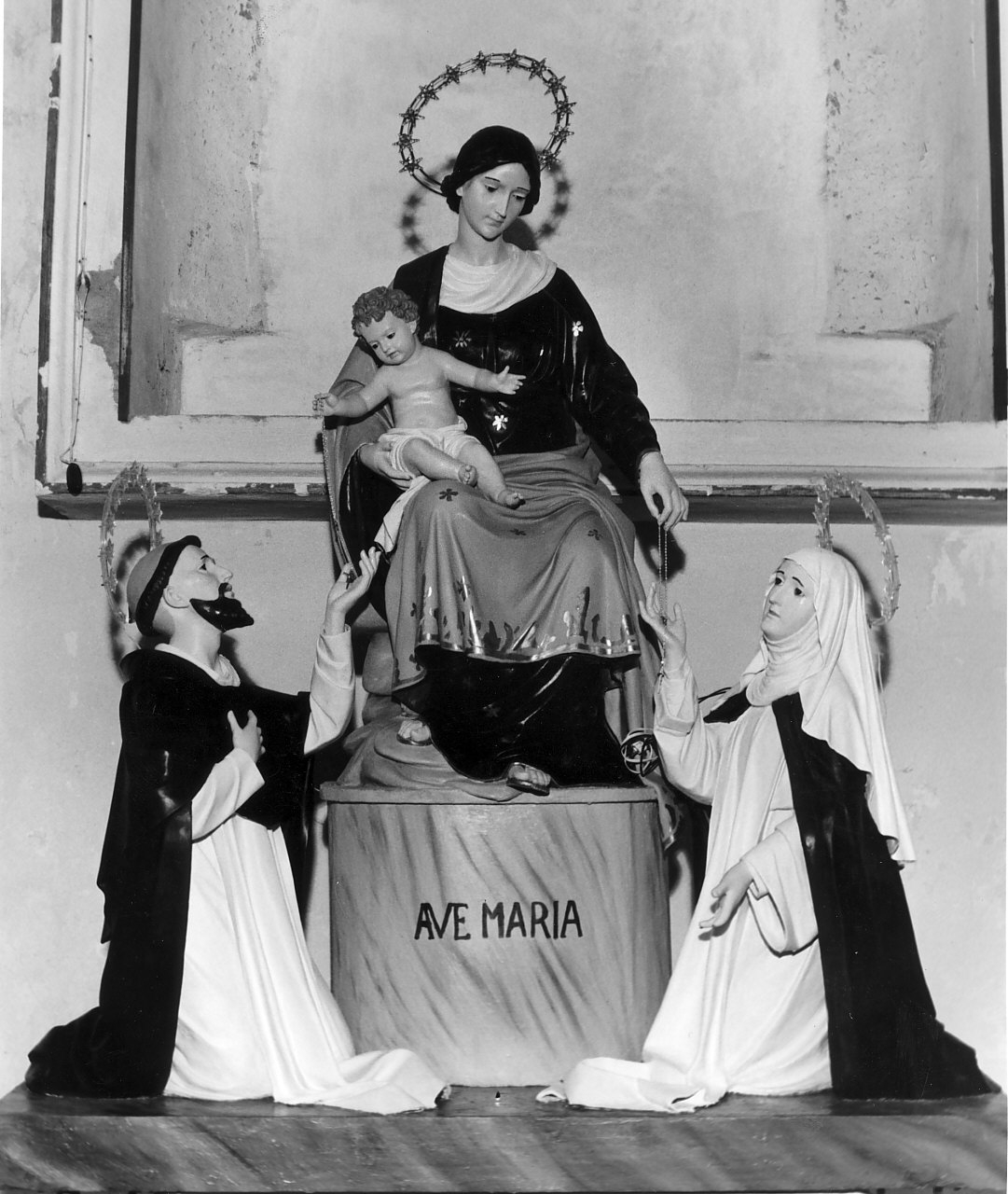 Madonna del Rosario (gruppo scultoreo, opera isolata) - bottega leccese (primo quarto sec. XX)