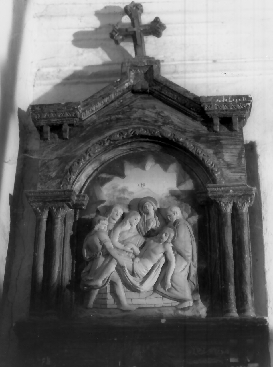 stazione XIV: Gesù deposto nel sepolcro (Via Crucis, elemento d'insieme) - bottega Italia meridionale (inizio sec. XX)