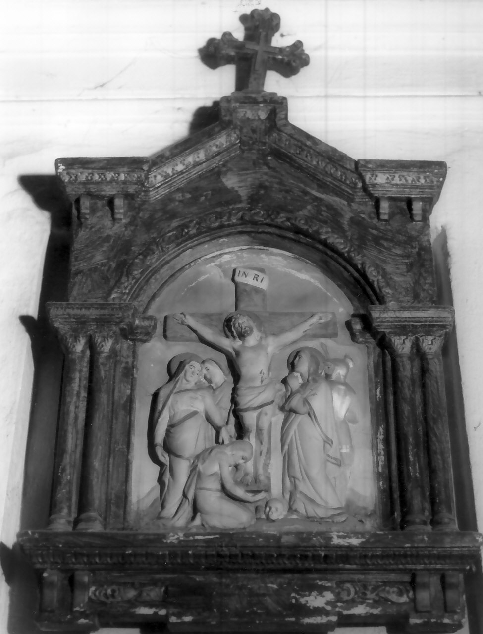 stazione XII: Gesù innalzato e morto in croce (Via Crucis, elemento d'insieme) - bottega Italia meridionale (inizio sec. XX)