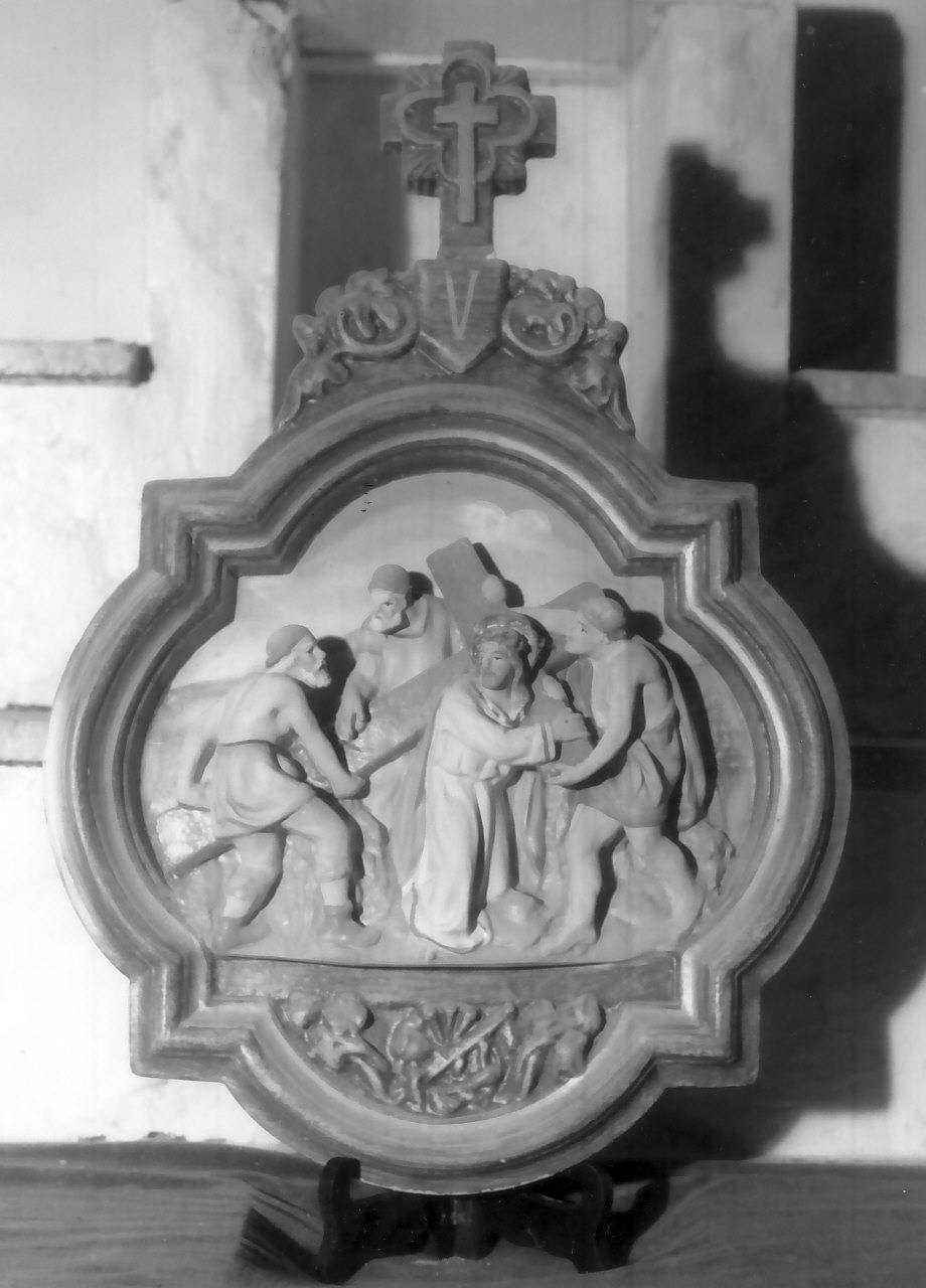 stazione V: Gesù aiutato da Simone il Cireneo a portare la croce (Via Crucis, ciclo) - bottega calabrese (inizio sec. XX)