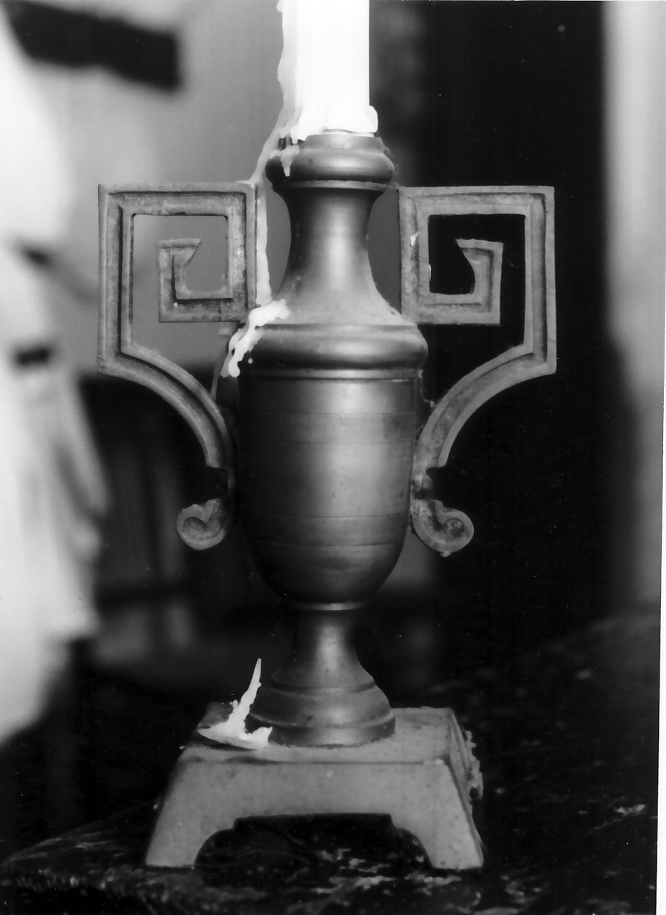candeliere, opera isolata - bottega Italia meridionale (sec. XX)