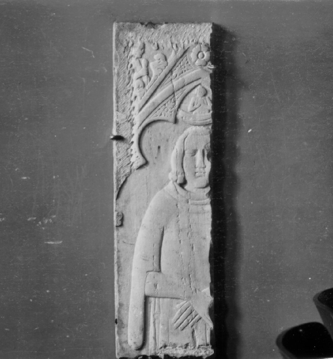 lastra tombale, frammento - bottega Italia meridionale (metà sec. XIV)