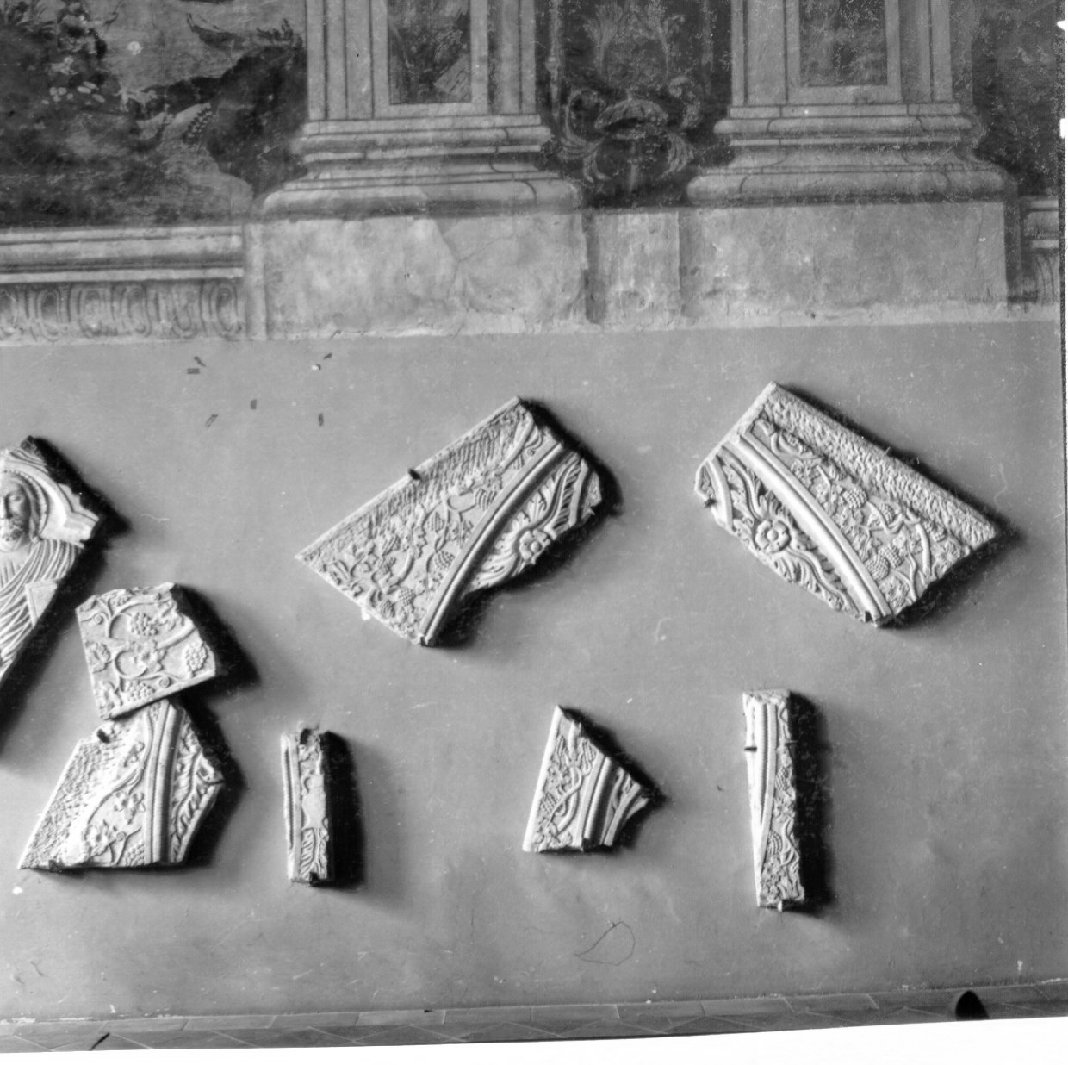 lapide tombale, frammento - bottega napoletana (seconda metà sec. XIV)