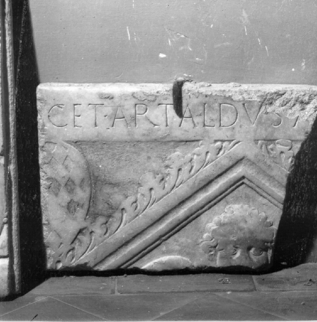 lastra tombale, frammento - ambito napoletano (metà sec. XV)