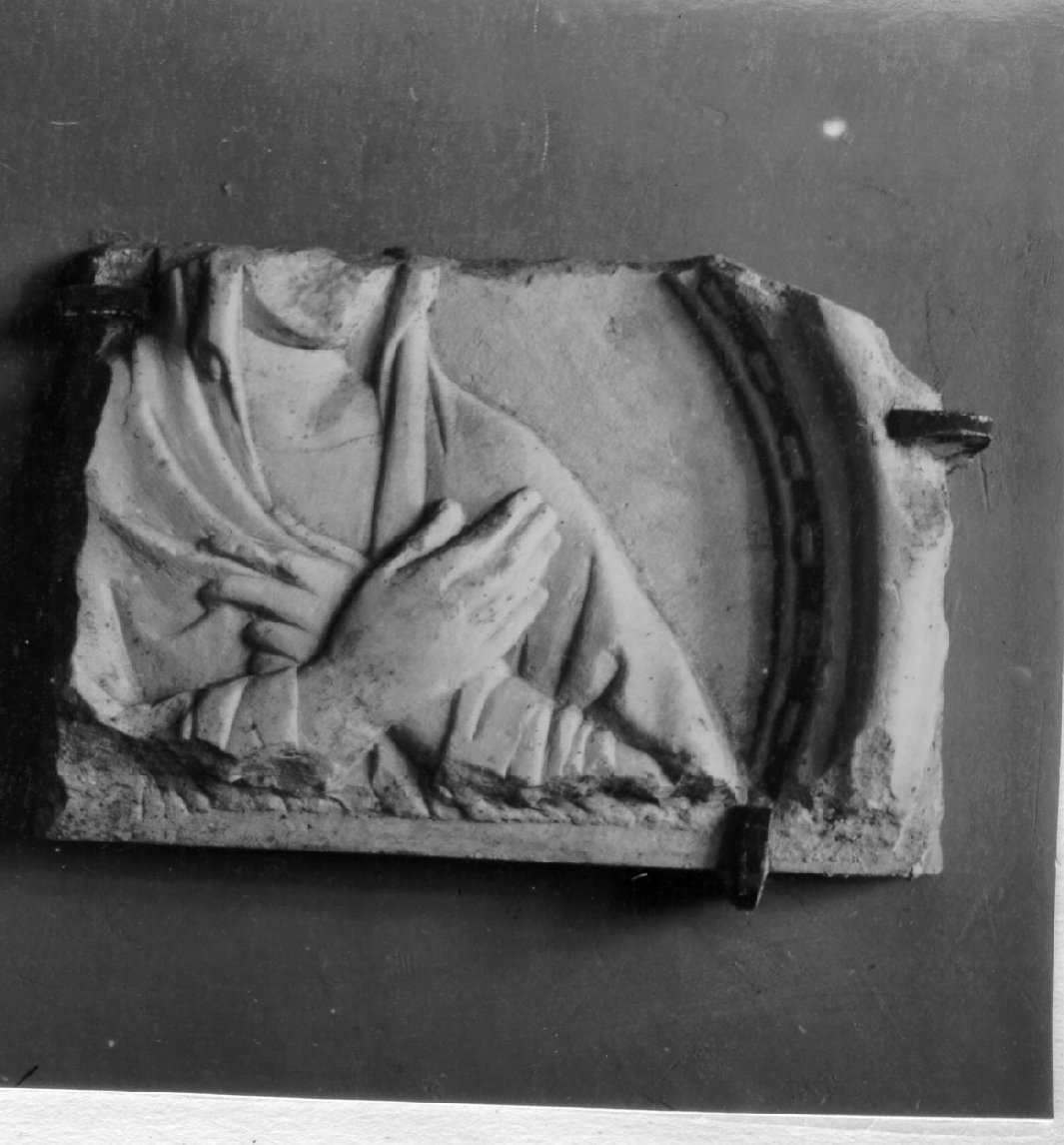 lastra tombale, frammento - bottega napoletana (metà sec. XIV)