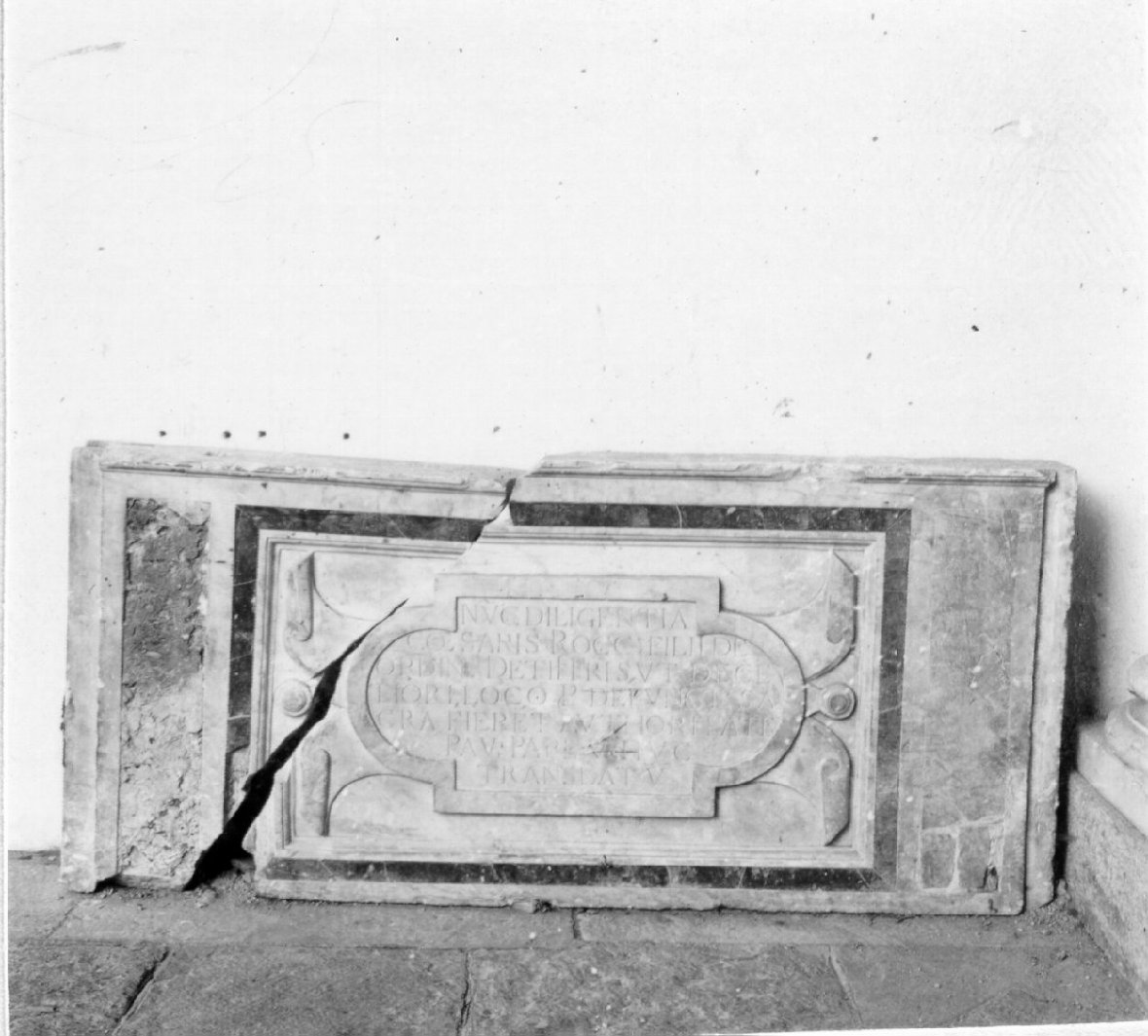 lapide tombale, frammento - bottega napoletana (metà sec. XVII)