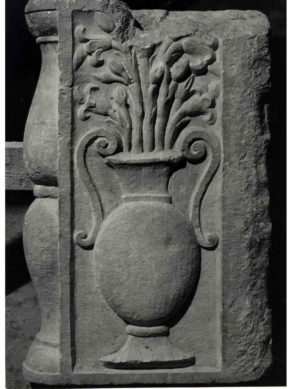 vaso con fiori (rilievo, frammento) - bottega napoletana (metà sec. XVI)