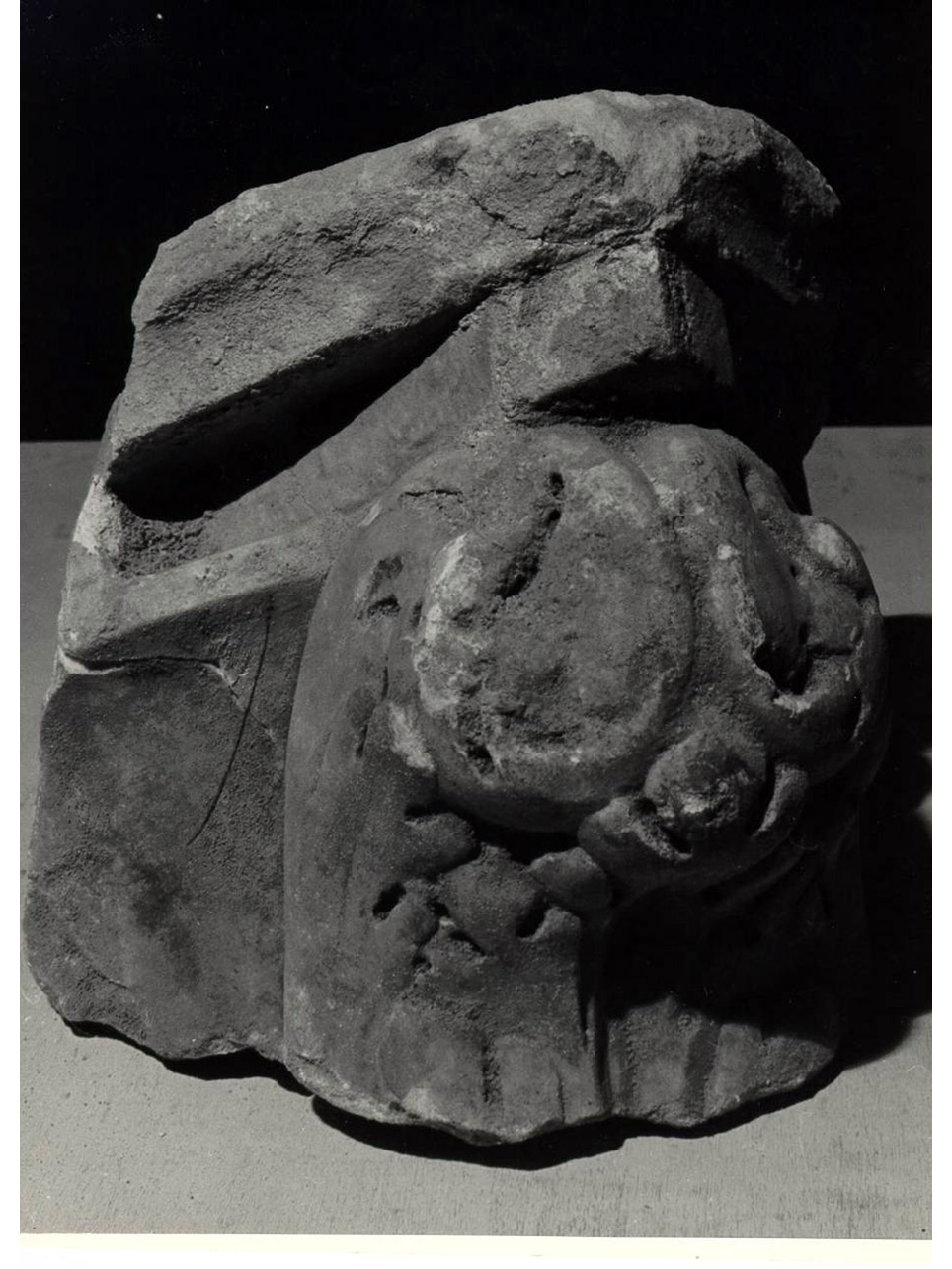 capitello composito, frammento - bottega napoletana (metà sec. XIV)
