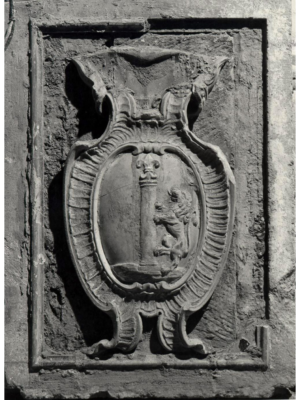 stemma gentilizio (rilievo, frammento) - bottega napoletana (metà sec. XVI)