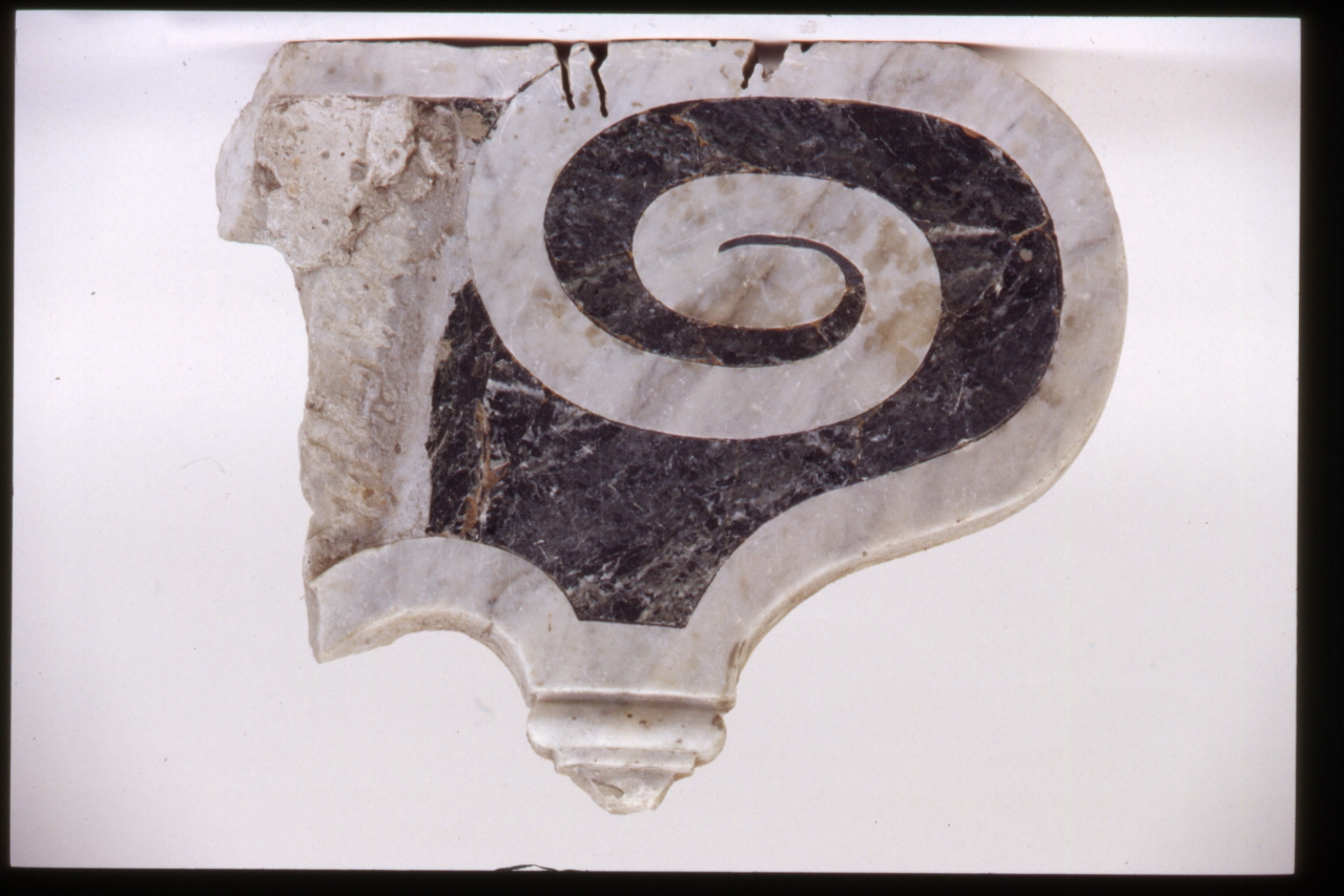 decorazione plastica, frammento - bottega napoletana (metà sec. XVII)