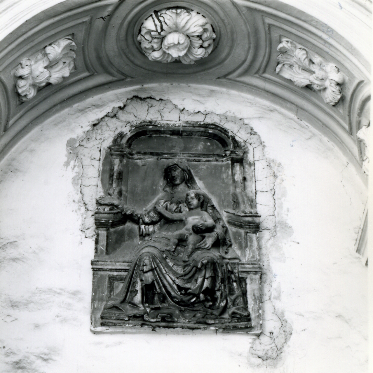 Madonna con Bambino in trono (rilievo) - bottega napoletana (metà sec. XVI)