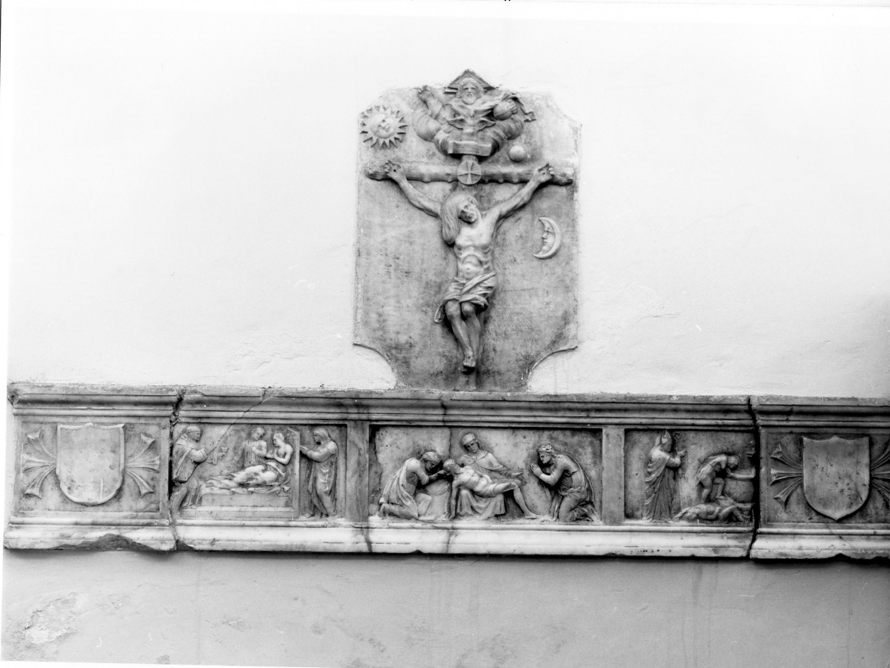 deposizione di Cristo dalla croce (rilievo, elemento d'insieme) - bottega napoletana (prima metà sec. XVI)